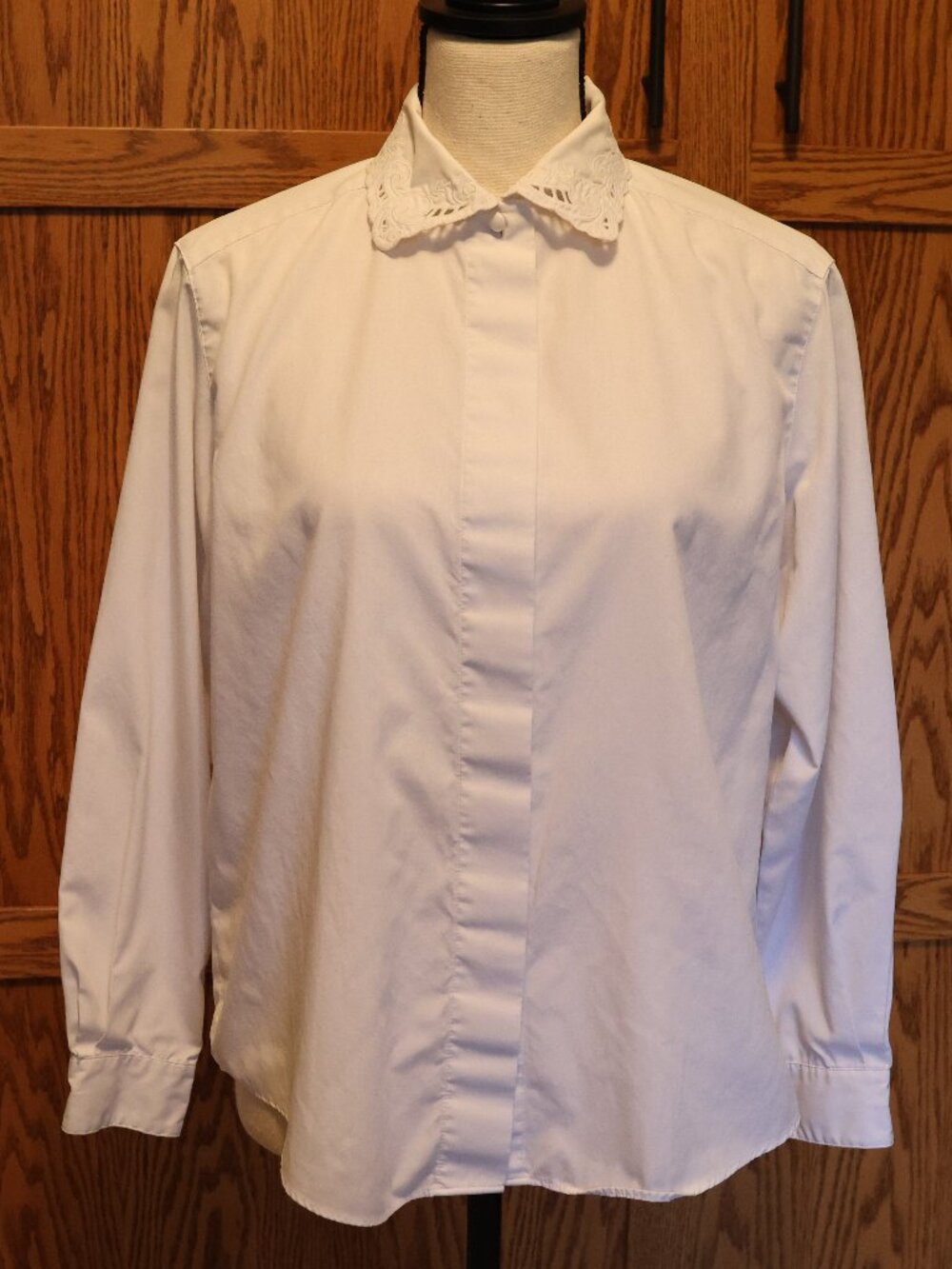 Pendleton blouse petite size 6 white cut out decorative collar covered buttons
